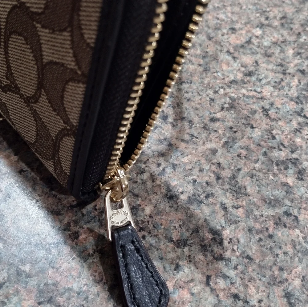 NWT Coach SiG C C Zip  around Wallet